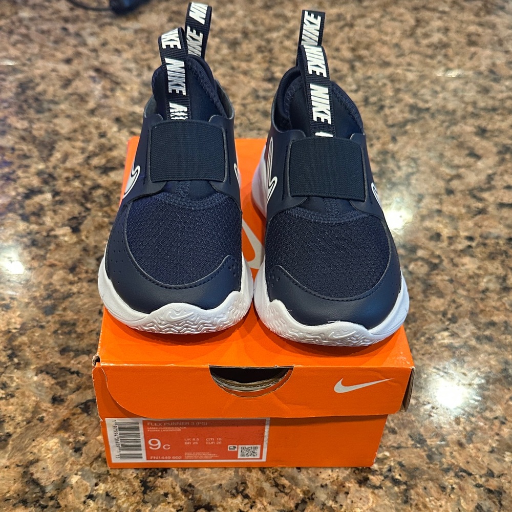BRAND NEW Nike Kids Flex Runner 3 Sneakers, size 9C in navy